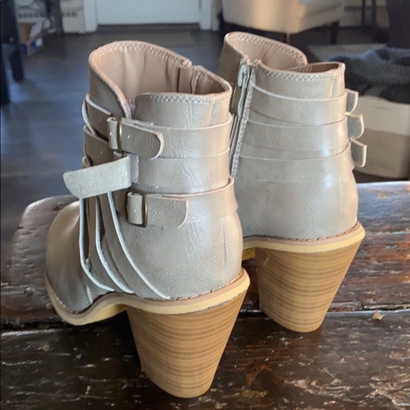 Booties DSW NEW - Picture 3 of 6